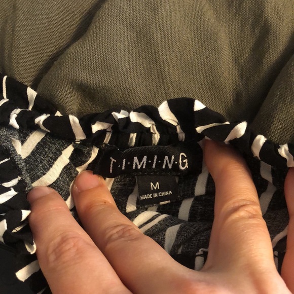 💙 Black and white off the shoulder striped blouse- size M - Picture 4 of 4